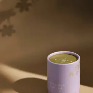 Frisch zubereiteter japanischer Ceremonial Grade Matcha Tee mit leuchtend grüner Farbe und feinem Schaum