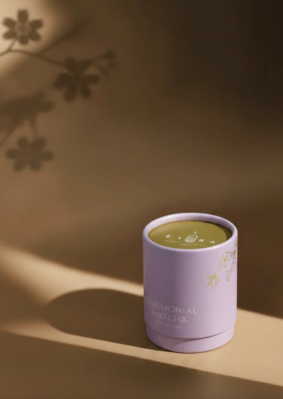 Frisch zubereiteter japanischer Ceremonial Grade Matcha Tee mit leuchtend grüner Farbe und feinem Schaum
