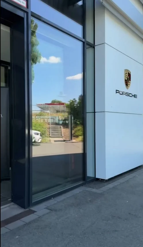 Frische Zubereitung von Premium-Matcha beim Event im Porsche Zentrum Dortmund.