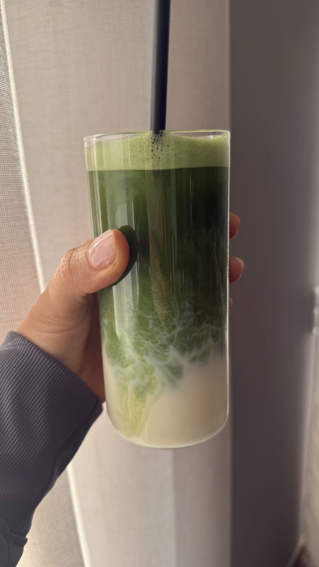 Hochwertiger Ceremonial Matcha aus Japan von Elira in leuchtend grüner Farbe, bekannt für reine Qualität und authentischen Geschmack.