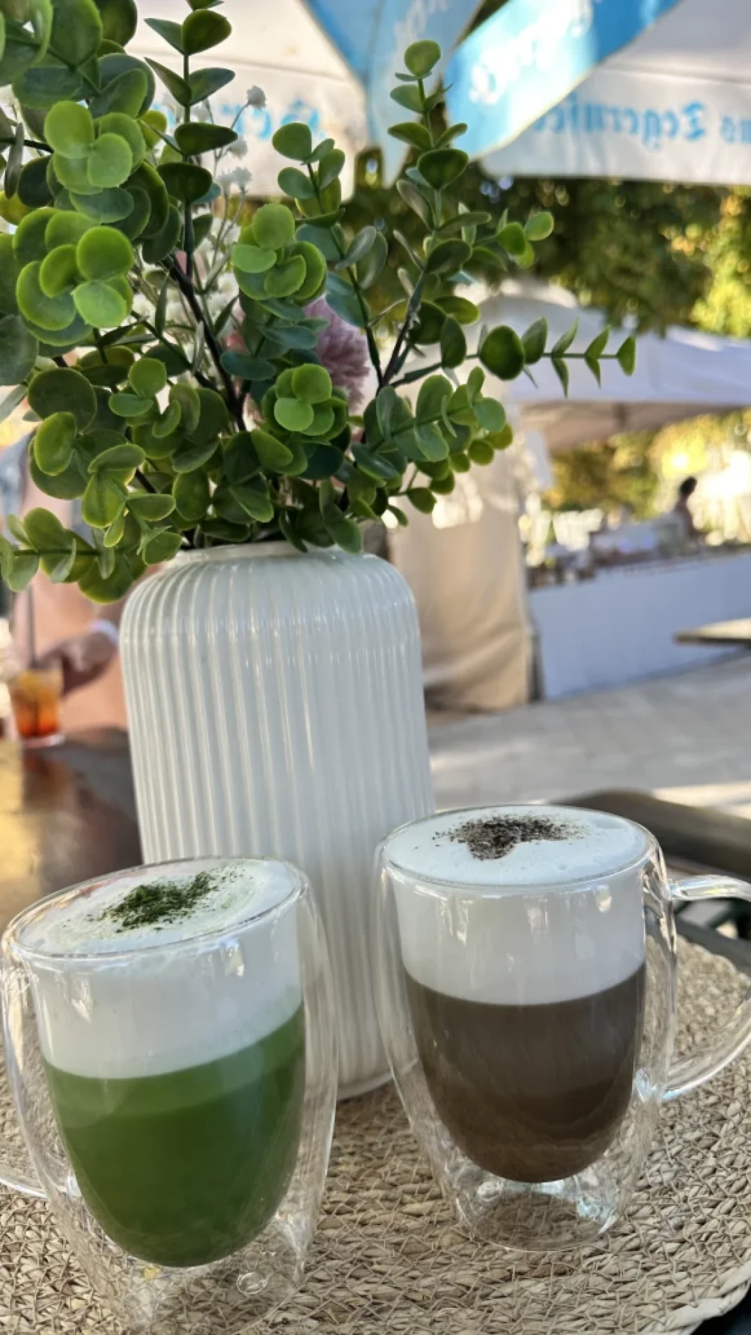 Matcha Bar beim Yoga Event „Namaste United Munich“ mit Glas Matcha Latte und Hojicha, serviert mit hochwertigem japanischem Grüntee.