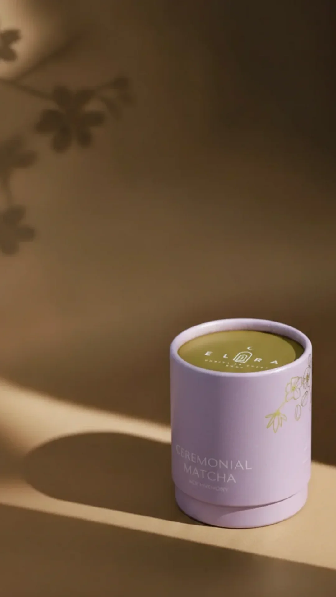 Frisch zubereiteter japanischer Ceremonial Grade Matcha Tee mit leuchtend grüner Farbe und feinem Schaum